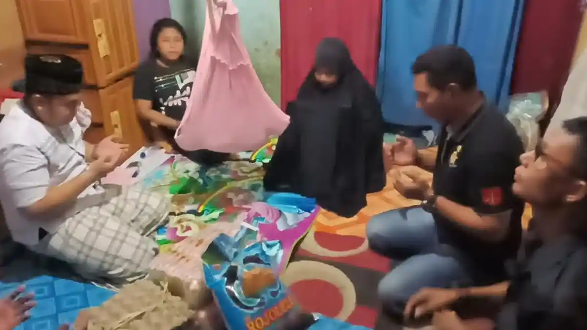 Tiga Warga Prasejahtera di Sengkang Dapat 'Sedekah Jumat' dari At-Taubah Channel Peduli