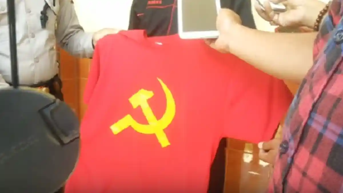 4 Warga Malaysia Ditangkap Jual Buku Bergambar 'Palu Arit'