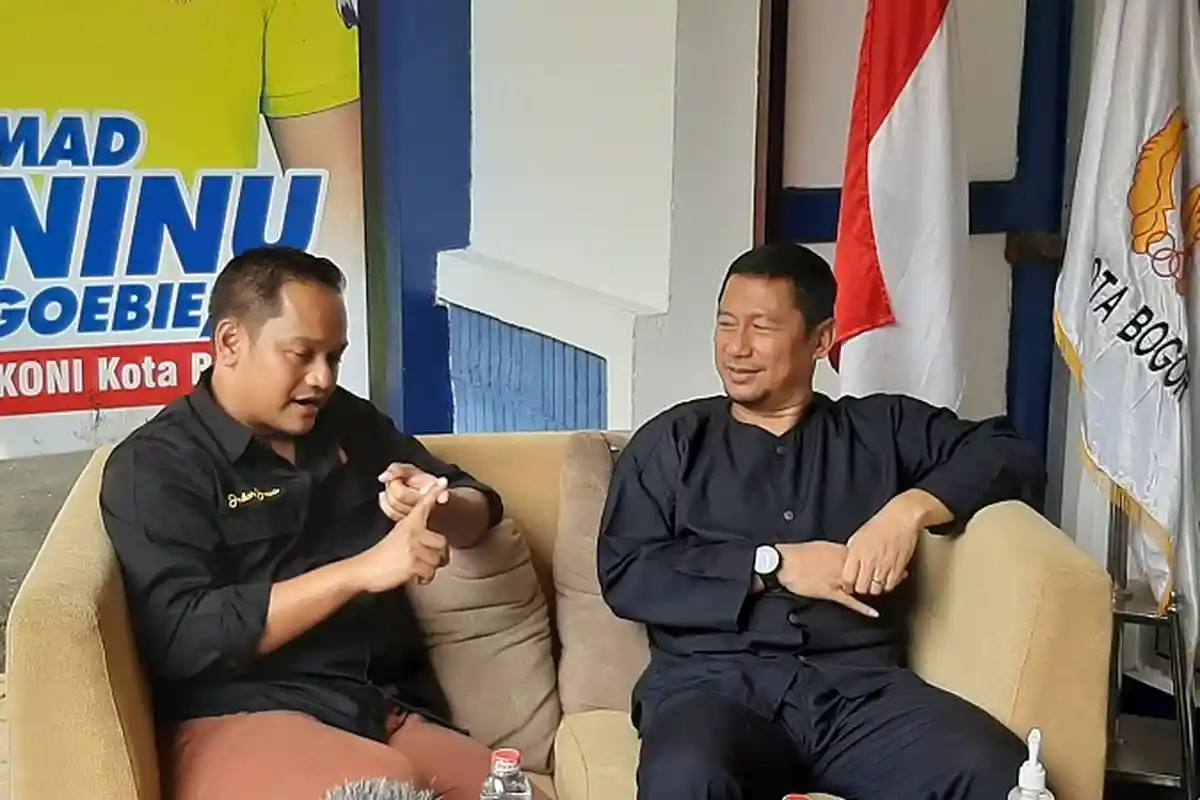 Rus va qozoq ayol bir yigitni mast qilishdi (porno onlayn)