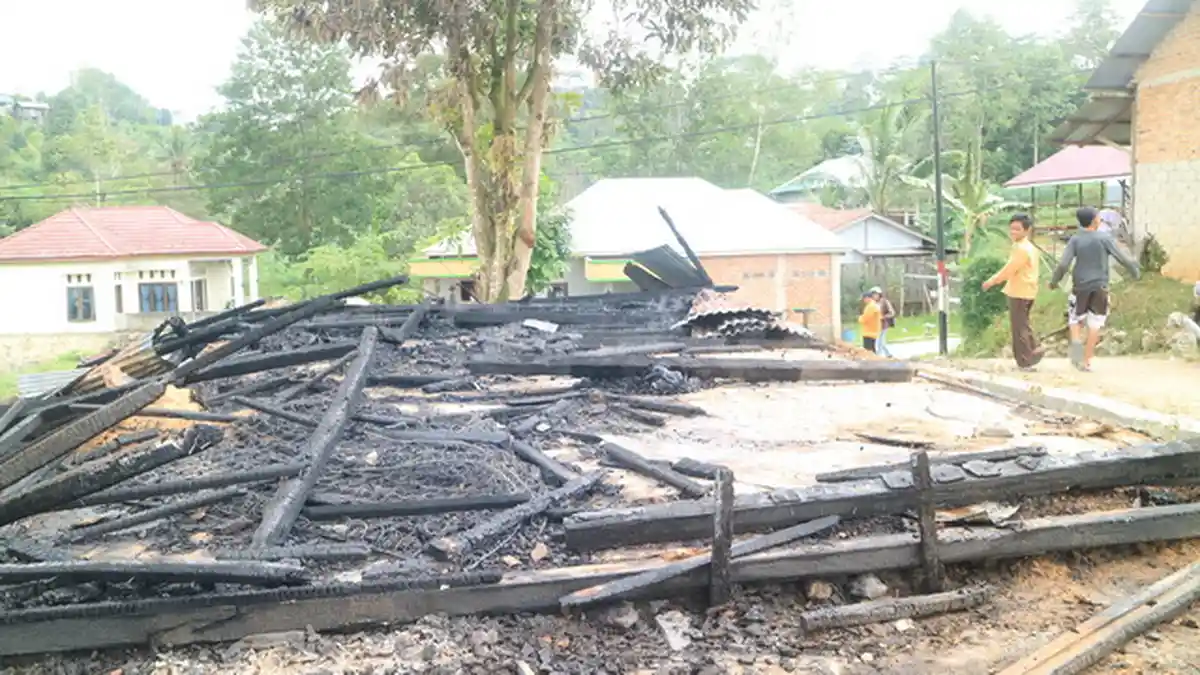 Warga Sebut Para Bocah Main Petasan di Rumah Kosong, Satu Rumah Ludes Terbakar