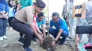 HARI-BUMI-Sekda-Sinjai-Andi-Jefrianto-Asapa-menanam-pohon-d.jpg