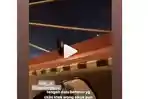 video-viral-itu-penampakan-sosok-hitam-duduk-di-pinggir-jembatan.jpg