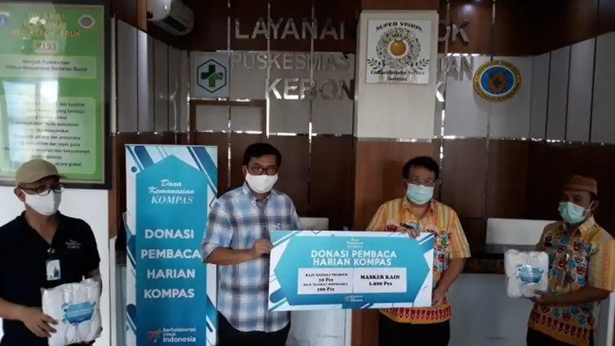 Dana Kemanusiaan Kompas Beri Bantuan APD kepada Puskesmas Kebon Jeruk