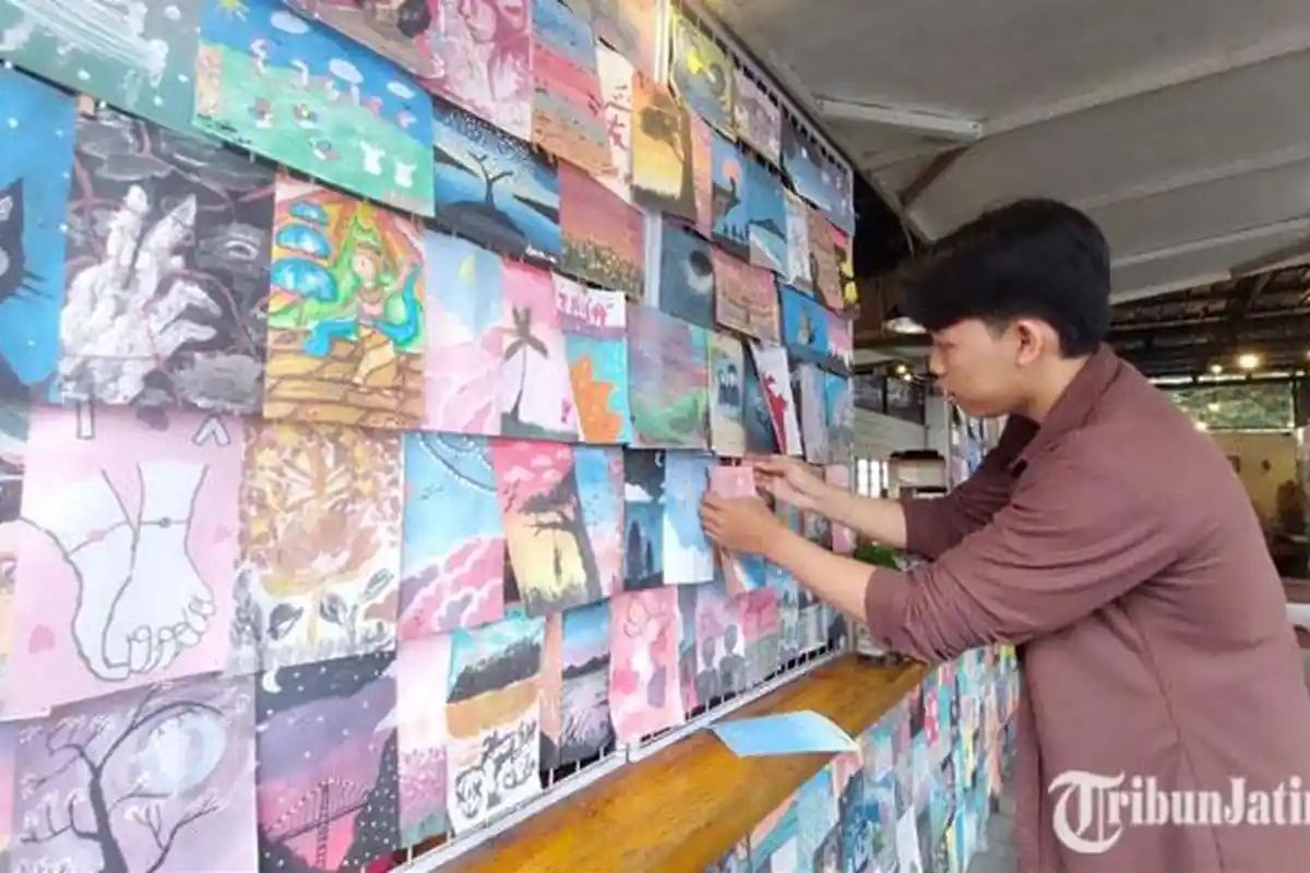 Kedai Baswara Pare Kediri, Kafe Unik di Kampung Inggris Tawarkan Pengalaman Ngopi Sambil Melukis