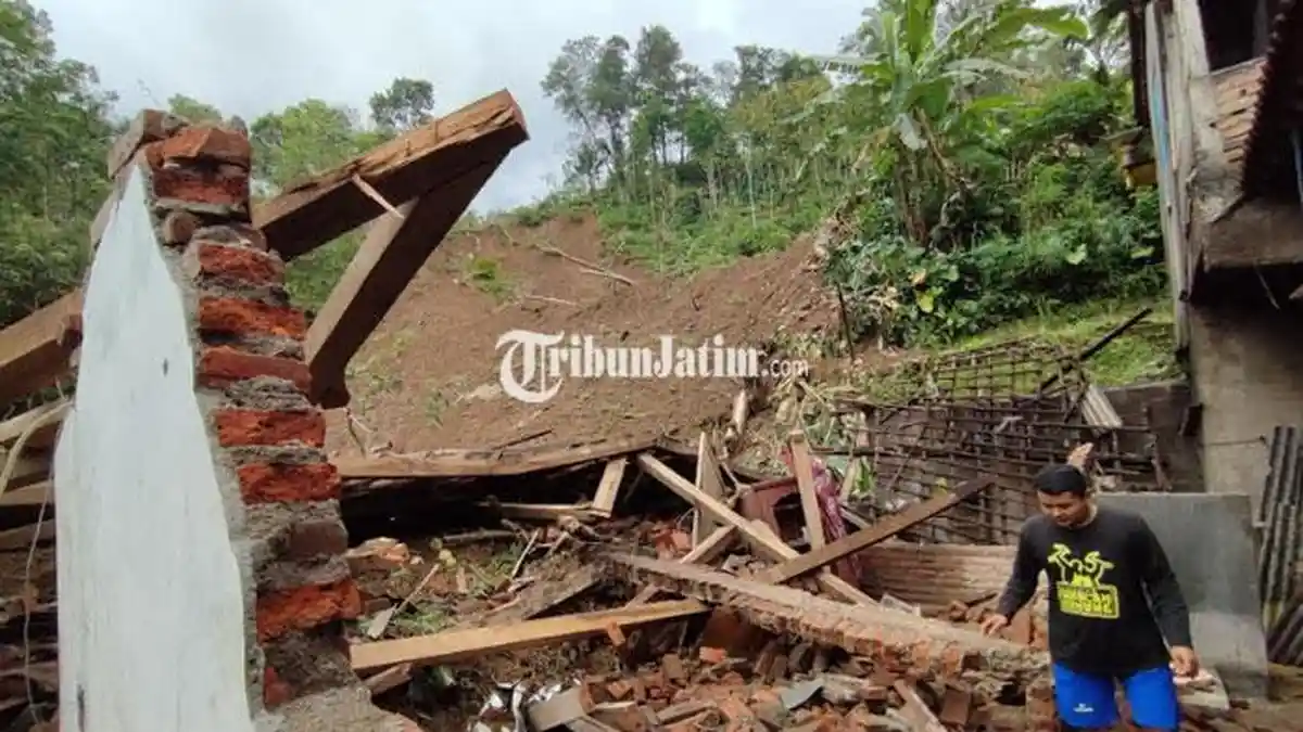 Diawali Suara Gemuruh, Tebing 100 Meter di Trenggalek Longsor Timpa 4 Rumah, Warga Berhamburan