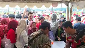 Suasana-pembagian-makanan-gratis-di-area-Monas.jpg
