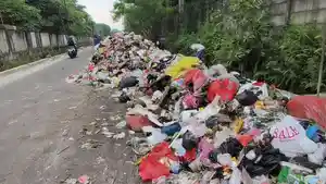 Tumpukan-sampah-menggunung-di-sepanjang-Jalan-In.jpg