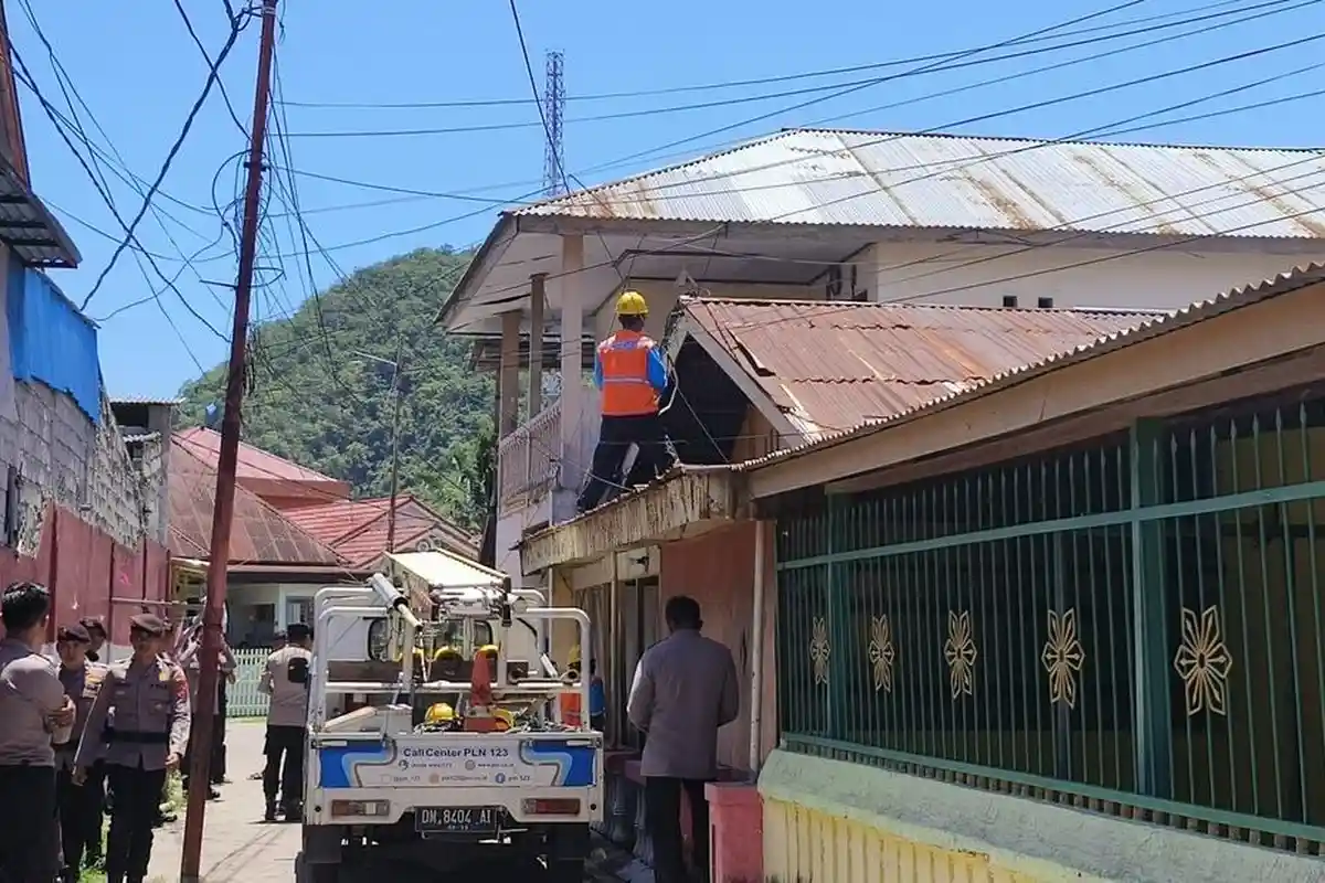 BREAKING NEWS: Akibat Kabel Listrik Korsleting, Rumah Warga Kota Gorontalo Nyaris Kebakaran