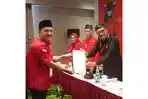 Penyerahan-SK-Pengurus-Pimpinan-DPC-PDIP-kepada-Iman-Irdian-Saragih.jpg