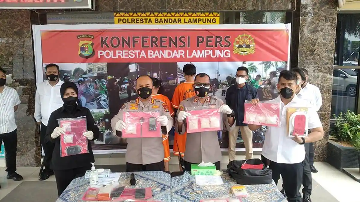 BB Sabu Seberat 1,02 Kg Diamankan dari 2 Tersangka Bandar Sabu di Bandar Lampung