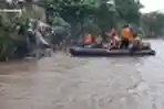Brimob PMJ Tanam Pohon di Bantaran Kali Ciliwung dan Bersih-Bers