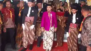 Raja-Keraton-Surakarta-Paku-Buwono-XIV-Hamengkunegoro-ka.jpg