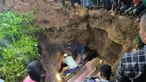 santri-hanyut-dimakamkan-satu-liang.jpg