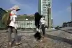 Bersihkan Bundaran HI