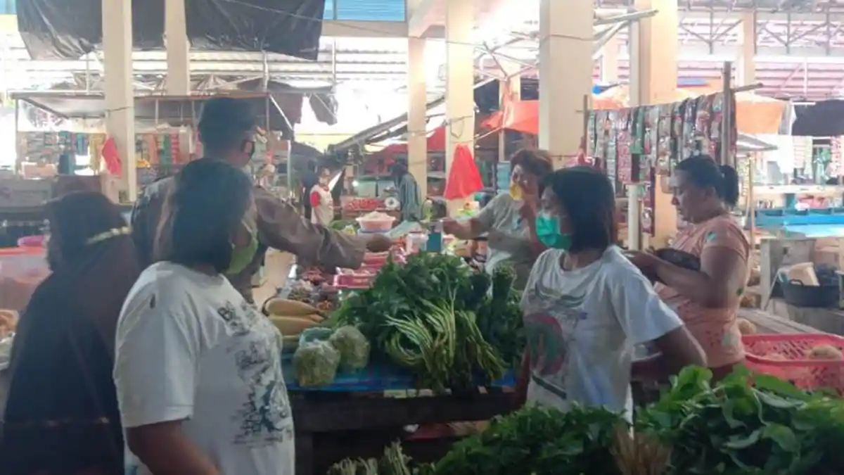 Kapolres Kepulauan Talaud Cek Harga Sembako Sekalian Bagi-bagi Masker