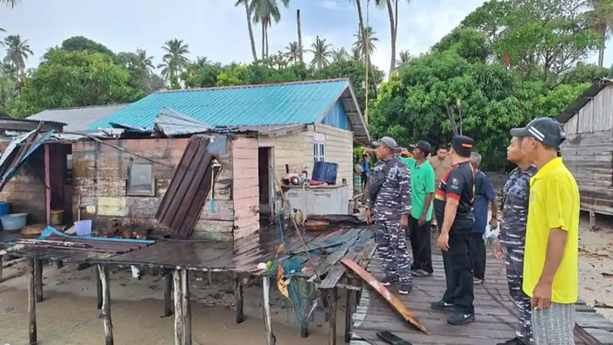 Angin Puting Beliung di Lingga Rusak Rumah Yanto, Istri dan Dua Anaknya Selamat