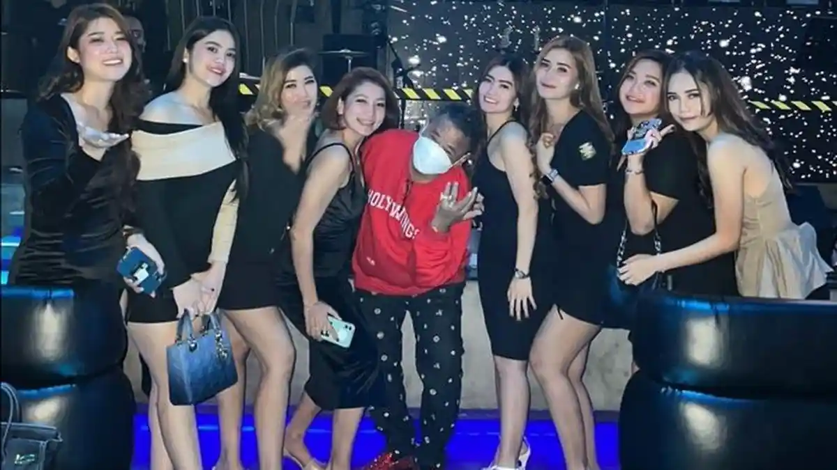 Sudah Punya 42 Wanita Cantik dan Seksi , Hotman Paris Ingin Tambah Aspri menjadi 100 Orang