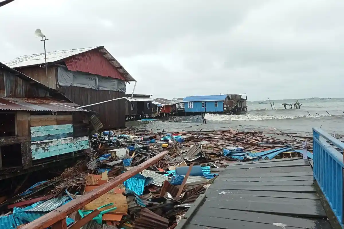 Puluhan Rumah Kota Sorong Dihantam Ombak dan Angin, BPBD: Tidak Ada Korban Jiwa