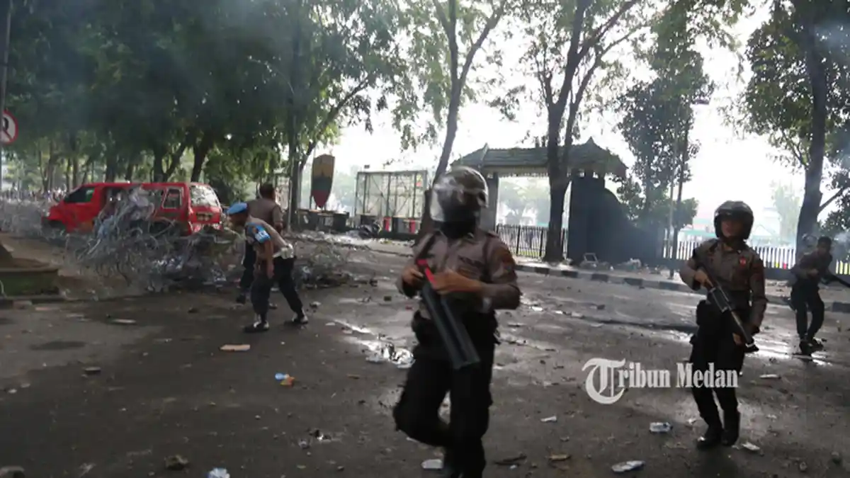 BERITA FOTO Aksi Unjukrasa Menolak UU KPK, Mahasiswa Bentrok Dengan Pihak Kepolisian - aksi-unjukrasa-ricuh-3.jpg