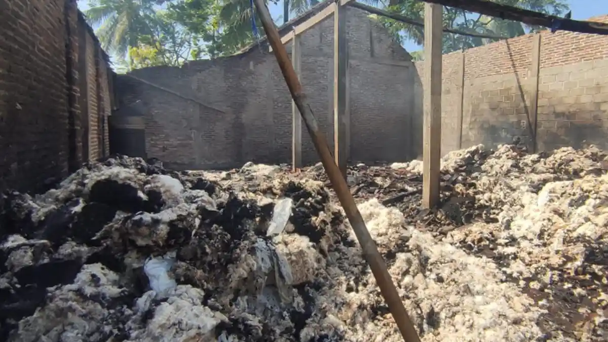 Gudang Home Industry Bantal dan Kasur di Binangun Blitar Terbakar, Pemicunya Dari Mesin Diesel
