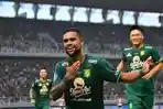 Silvio-Pemain-Persebaya-rayakan-gol.jpg
