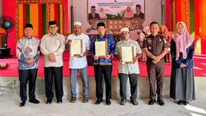 Foto-bersama-usai-penyerahan-sertifikat-tanah-wakaf-kepada-para-nazhir-Abdya-2026.jpg