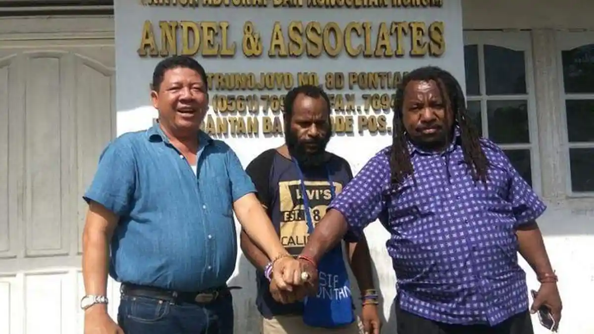 Tangis Frantinus Nirigi, Terpidana Candaan Bom di Pesawat, Saat Tiba di Papua Usai Dibebaskan