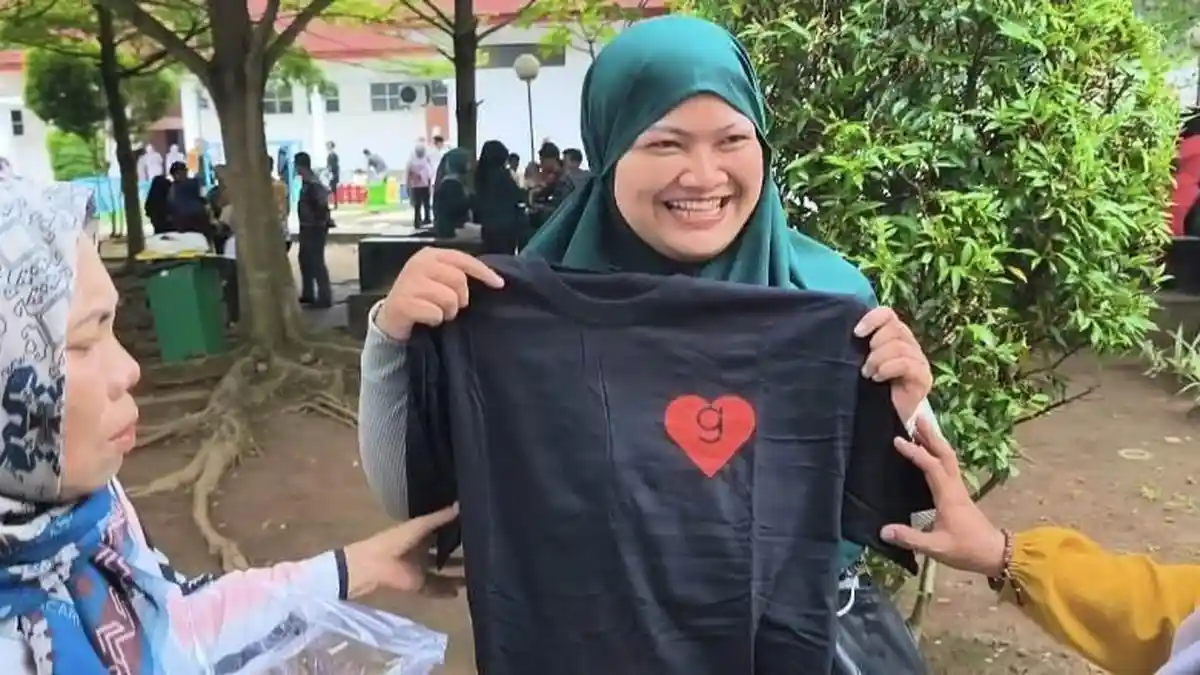 Senyum Bahagia Devi Dapat Kaos Hitam Berlogo Love G dari Wapres Gibran