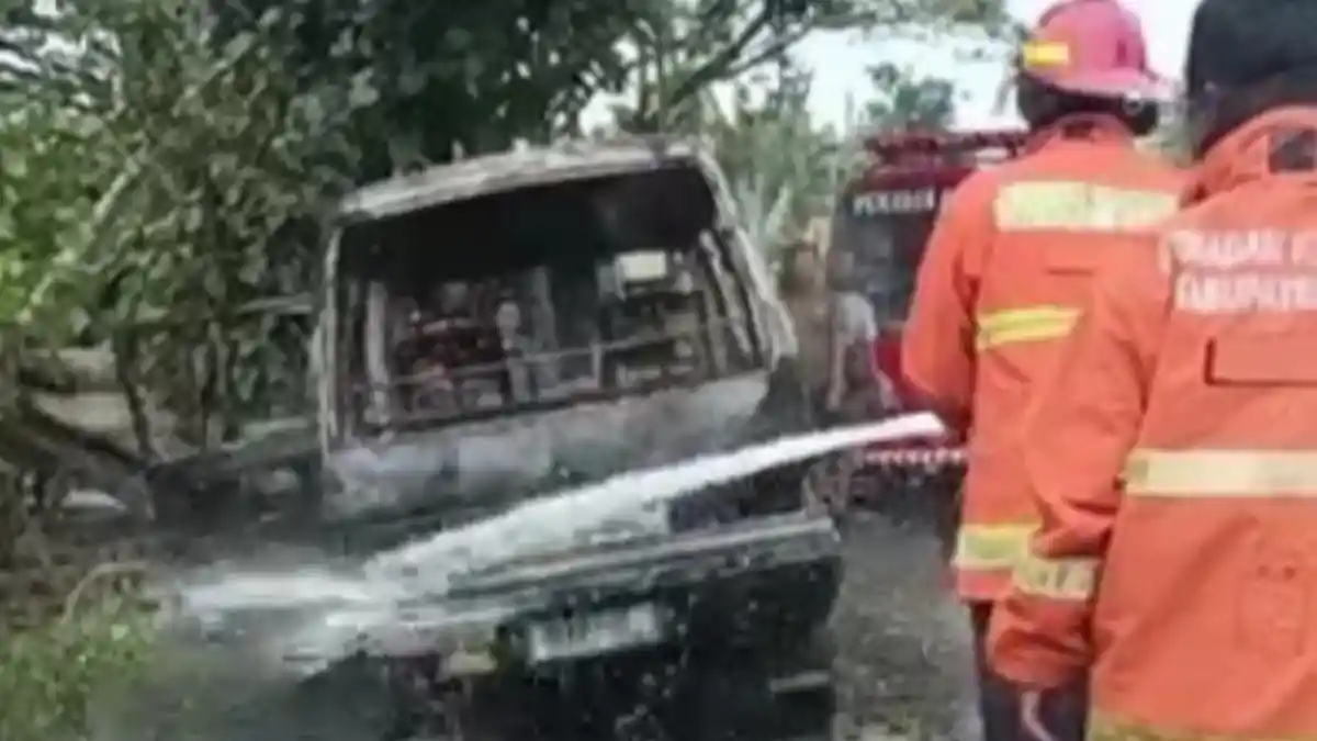 Tiba-tiba Mogok, Mobil Suzuki Carry Terbakar di Gresik, Awalnya Muncul Percikan Api
