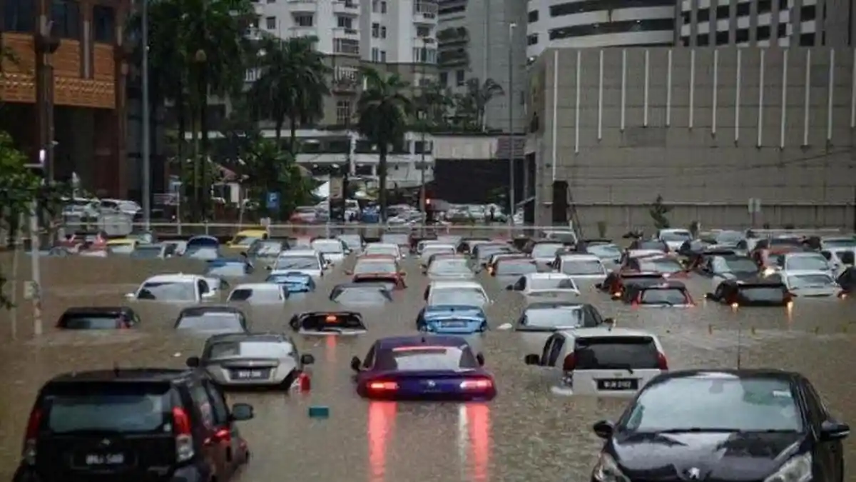 Hindari Beli Mobil Bekas yang Pernah Terendam Banjir, Perhatikan Tanda Ini