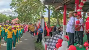 Bupati-Bone-Bolango-Ismet-Mile-melepas-peserta-gerak-jalan.jpg