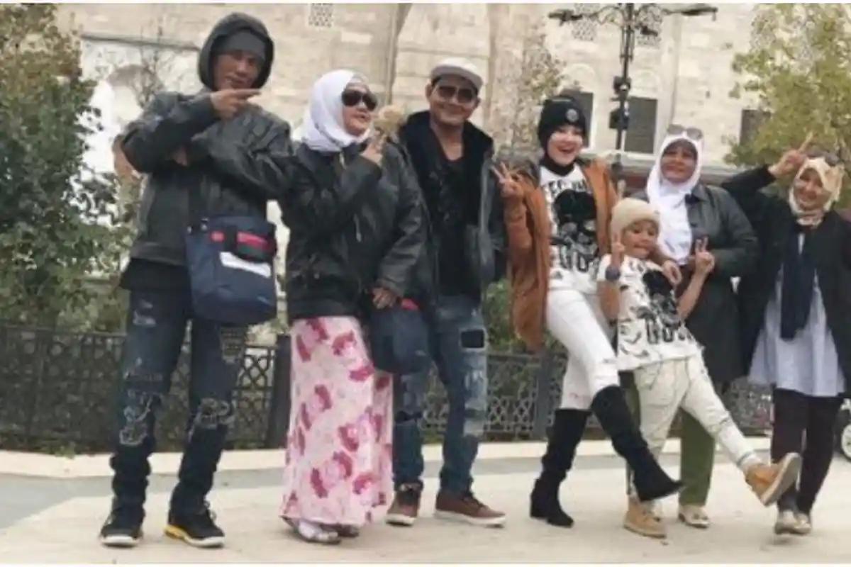 Usai Umrah Berpakaian Begini, Celana Via Vallen Jadi Sorotan, Netter: Terlihat Transparan