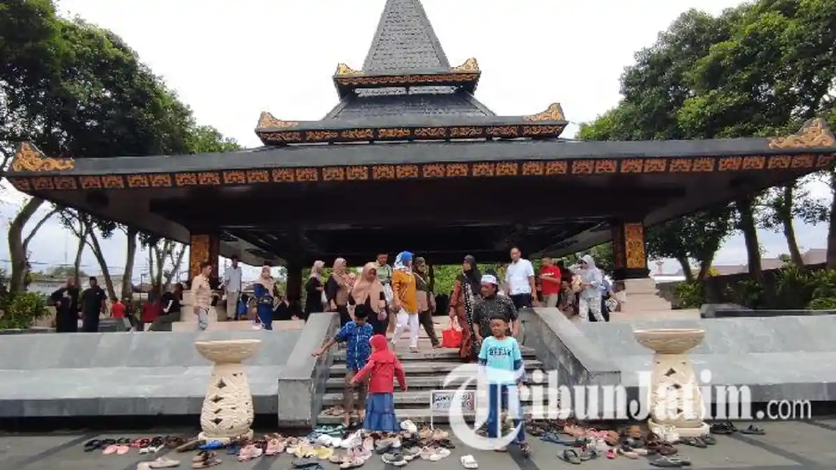 Kawasan Wisata Makam Bung Karno Kota Blitar Diserbu Pengunjung pada Libur Tahun Baru 2025