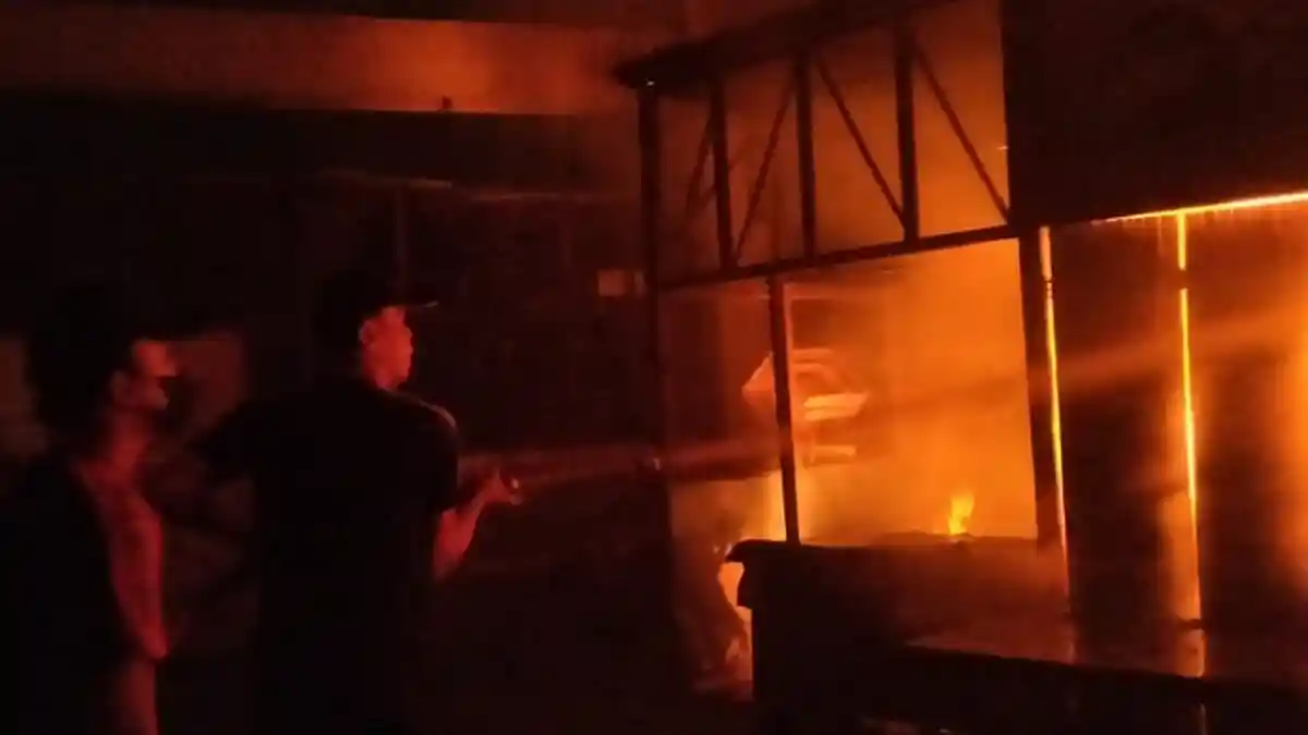 Lima Kios di Pasar Sleko Terbakar, Satpol PP Pati Terjunkan 7 Mobil Pemadam Kebakaran