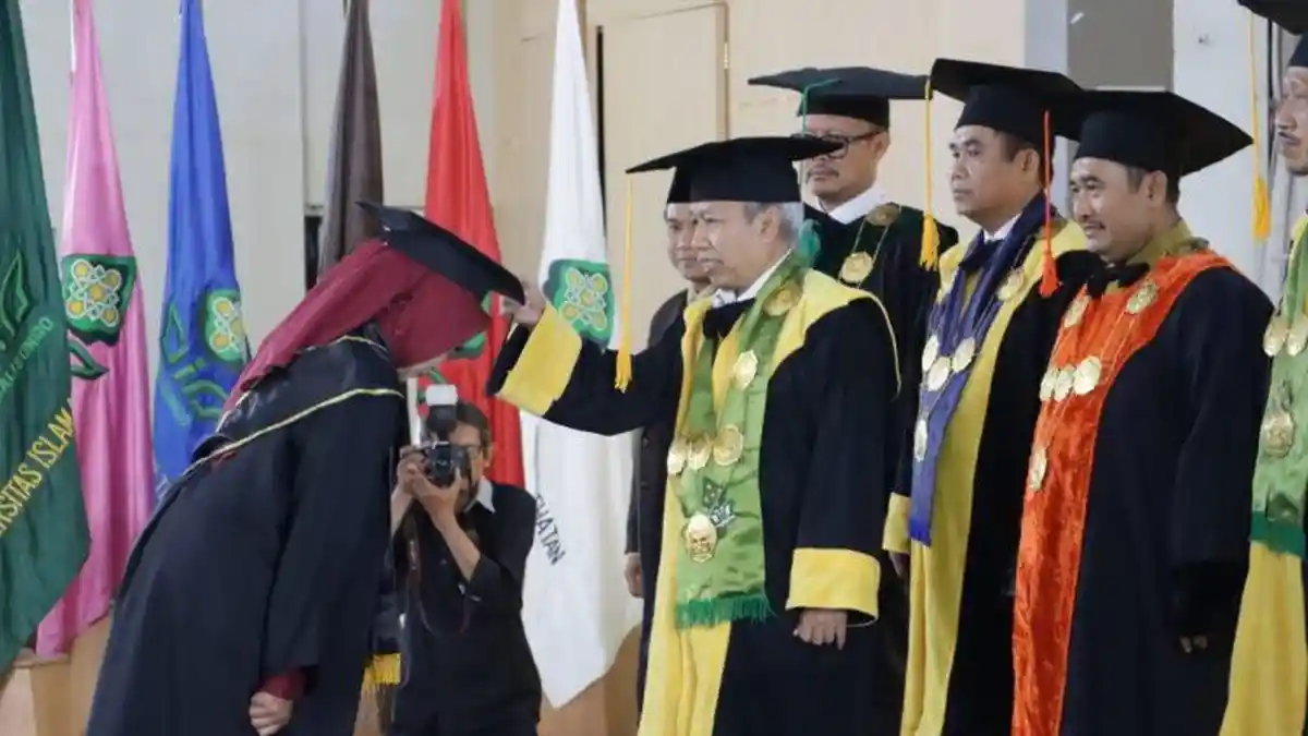 Momen Haru Wisuda UIN Walisongo, Wisudawan Terbaik Kenang Perjuangan Almarhum Ayahnya