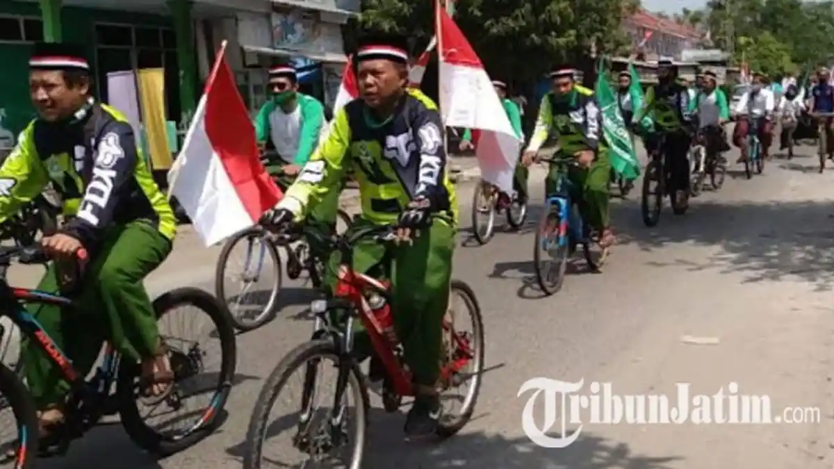 GP Ansor Ponorogo 'Gowes Sarungan' Sambut HUT RI ke 75, Cerminan Lagu Indonesia Raya
