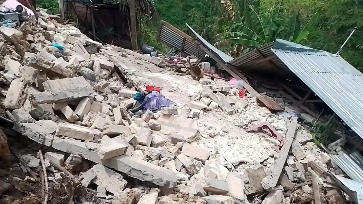 Diguncang Gempa, Rumah  Warga Desa Retraen Kabupaten Kupang Rata Tanah