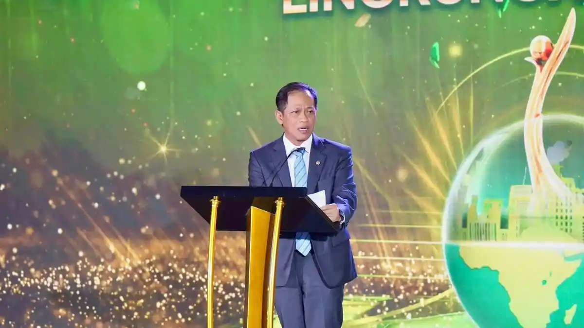 Sukses PLN Raih 11 Emas PROPER KLH 2025, Dirut Darmawan Prasodjo Terima Anugerah Green Leadership 
