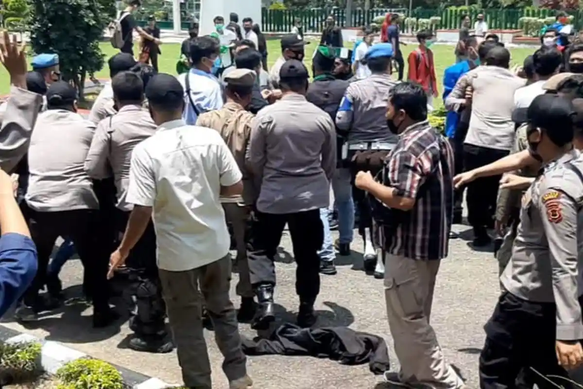Mistis, Ratusan Mahasiswa Bungo Geruduk Kantor DPRD, 2 Mahasiswa, Polwan, Satpol PP Kesurupan