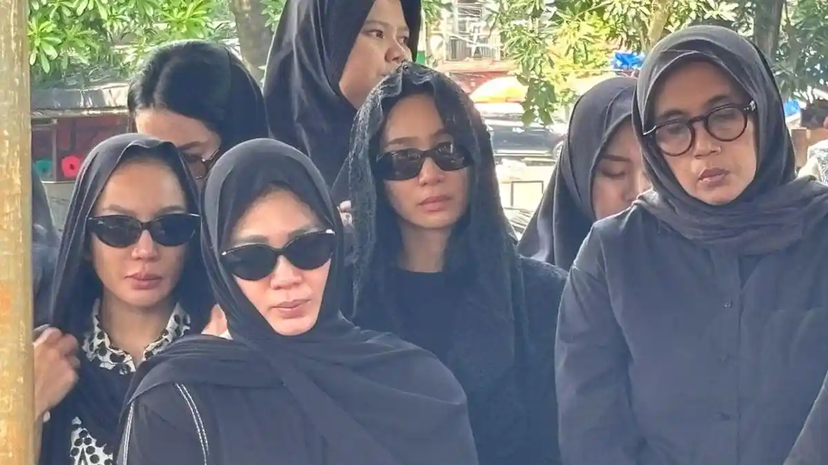 Menangis saat Pemakaman sang Ayah, Bunga Zainal : Selamat Istirahat Pah