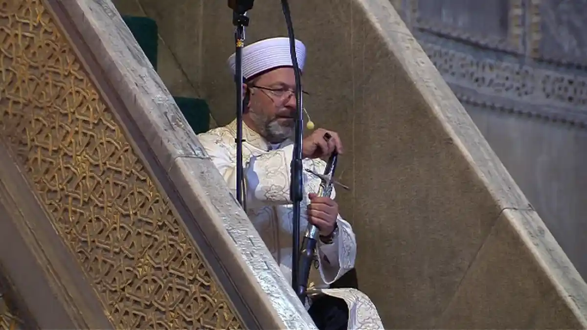 Khatib Jumat Pertama di Masjid Hagia Sophia Bawa Sebilah Pedang, Ini Makna dan Filosofinya