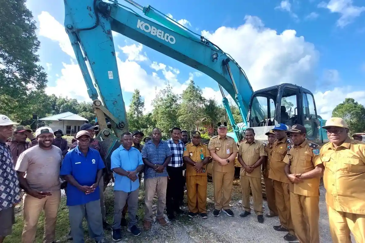 Pemkab Maybrat akan Aspal Jalan Woraitu-Athabu, Pj Bupati Bernhard: Demi Kemajuan Bersama