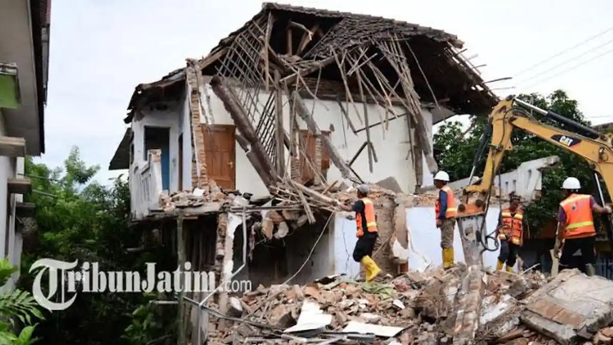 Rawan Terdampak Longsor, Rumah Warga di Serayu Malang Dibongkar, BPBD Ikut Turun Tangan