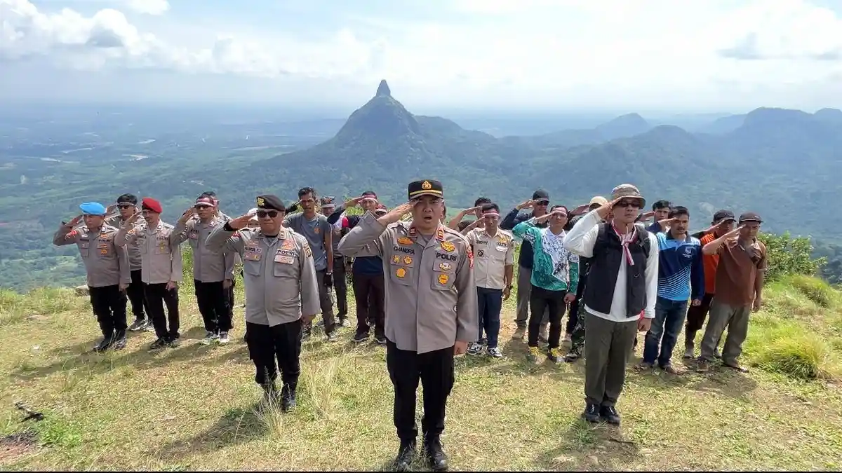Beri Simbol Penghormatan, Anggota Polsek Merapi Kibarkan Bendera di Puncak Bukit Ketinggian 640 Mdpl