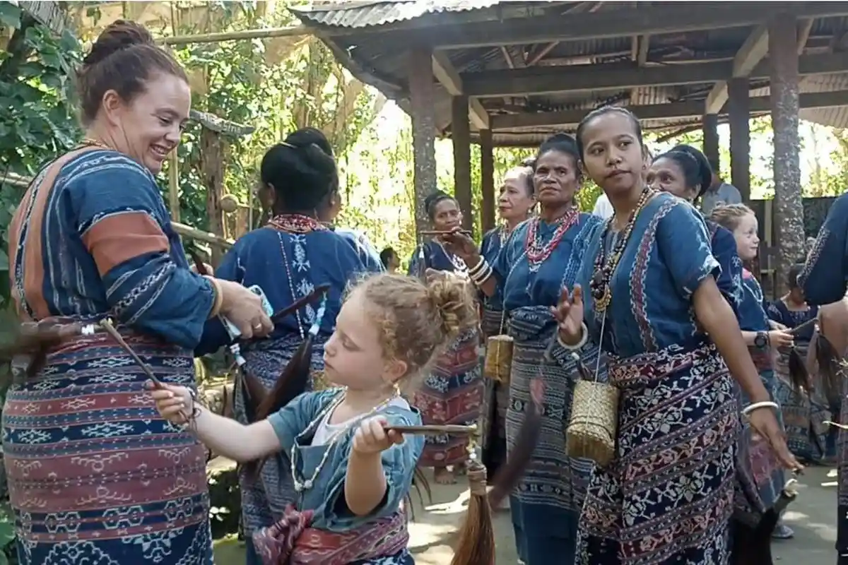 Bule Amerika Goyang Saat Dengar Musik Kampung di Sanggar Budaya Bliran Sina Watublapi Sikka