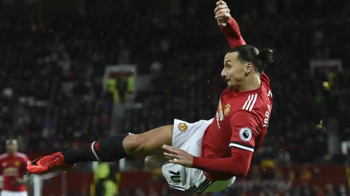 Kritik Pedas untuk Ibrahimovic di Derbi Manchester: Tak Bisa Lompat dan Kalah Duel Udara