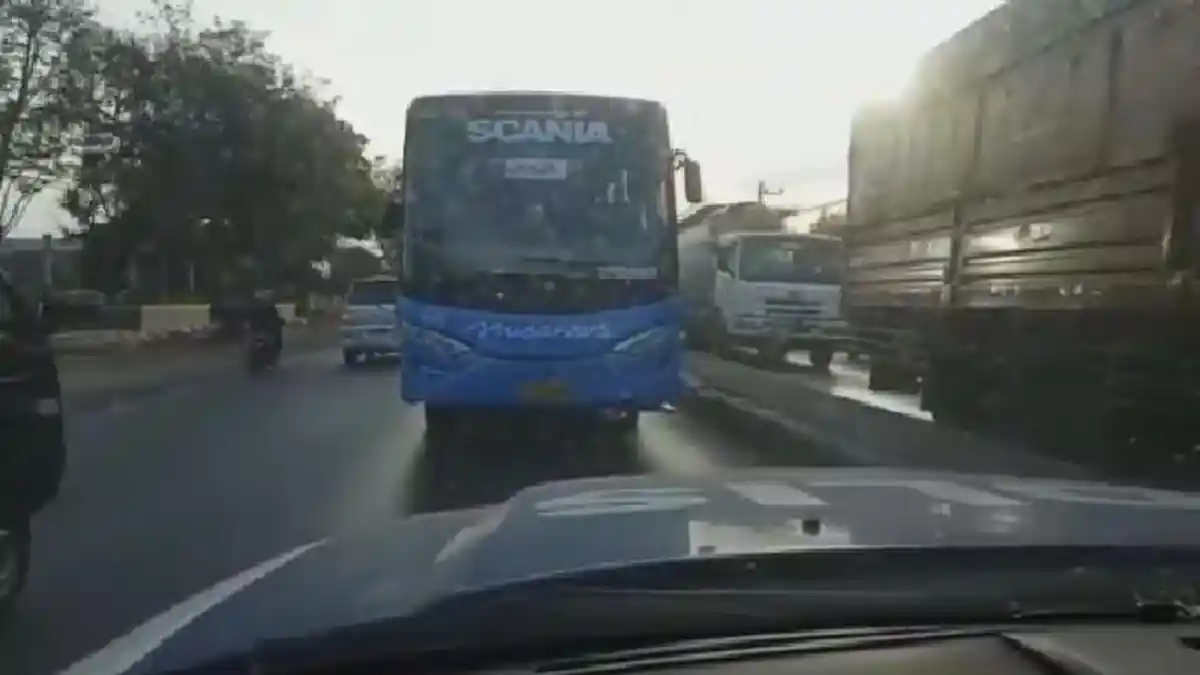 Viral Video Bus Apes Ngeblong di Demak Bertemu Mobil Polisi