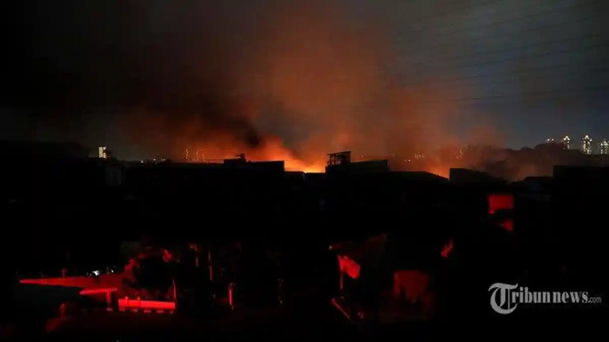 Detik-detik Depo Pertamina Plumpang Terbakar Hebat, Diawali Ledakan Keras Api Membumbung Tinggi
