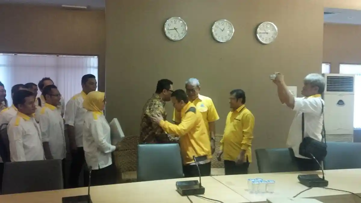 Mahyudin Didampingi Istrinya Saat Daftar Calon Ketua Umum Golkar