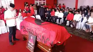 Ganjar-Pranowo-berdoa-di-depan-peti-jenazah-Bambang-Kusriyanto.jpg